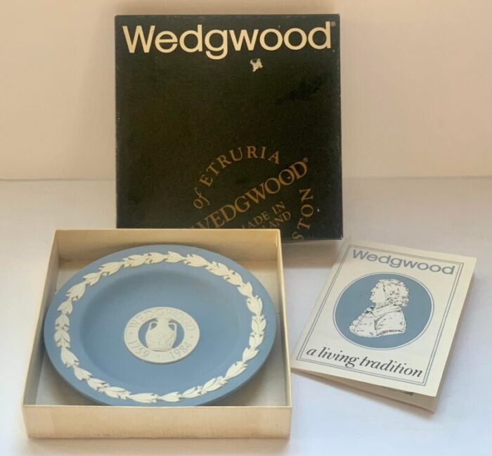 1759 1984 souvenir wedgwood blue jasperware catchall in original box 1493