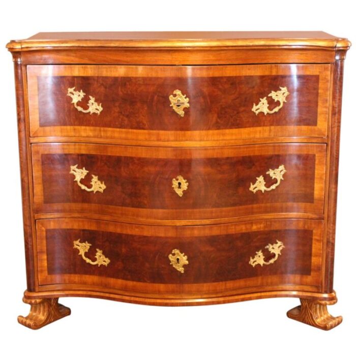 antique chest of drawers in walnut 1740s 1