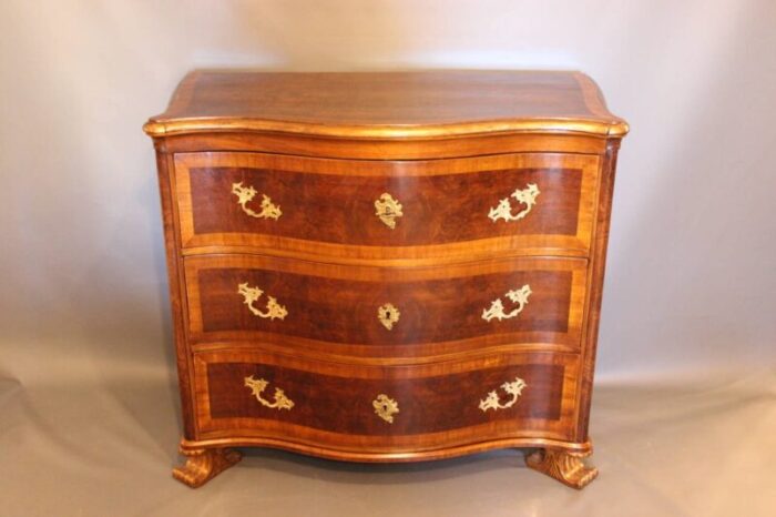 antique chest of drawers in walnut 1740s 2