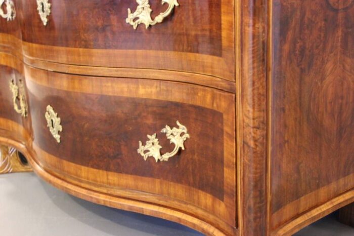 antique chest of drawers in walnut 1740s 3