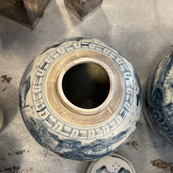 vintage pair of blue and white ginger jars with lid 4622